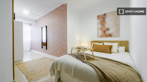 Habitación en piso compartido de 7 habitaciones en alquiler en Pacífico, Madrid.