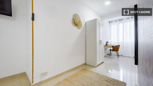 Habitación en piso compartido de 7 habitaciones en alquiler en Pacífico, Madrid.