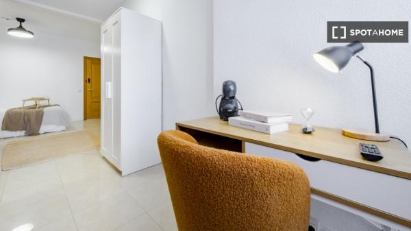 Habitación en piso compartido de 7 habitaciones en alquiler en Pacífico, Madrid.