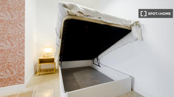 Habitación en piso compartido de 7 habitaciones en alquiler en Pacífico, Madrid.