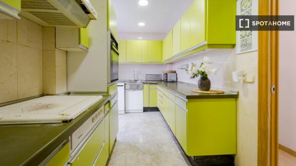 Habitación en piso compartido de 7 habitaciones en alquiler en Pacífico, Madrid.