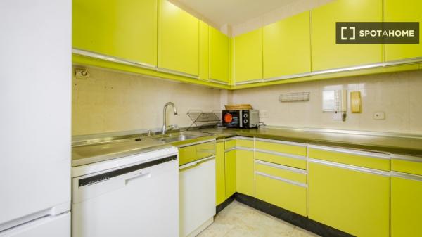 Habitación en piso compartido de 7 habitaciones en alquiler en Pacífico, Madrid.