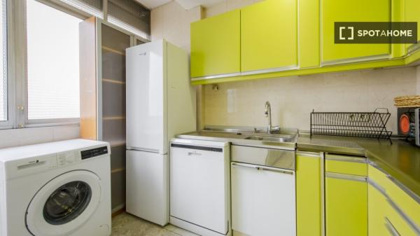 Habitación en piso compartido de 7 habitaciones en alquiler en Pacífico, Madrid.