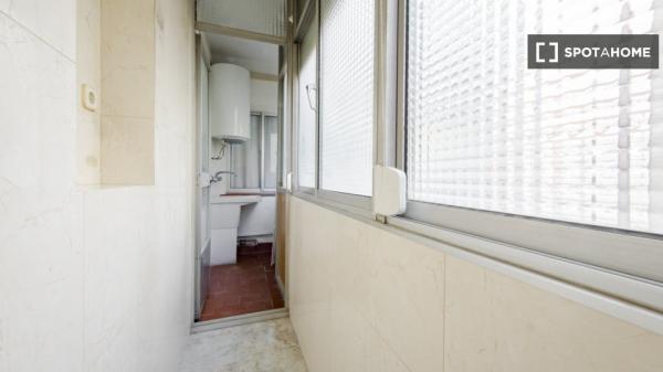 Habitación en piso compartido de 7 habitaciones en alquiler en Pacífico, Madrid.