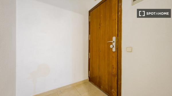 Habitación en piso compartido de 7 habitaciones en alquiler en Pacífico, Madrid.