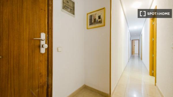 Habitación en piso compartido de 7 habitaciones en alquiler en Pacífico, Madrid.