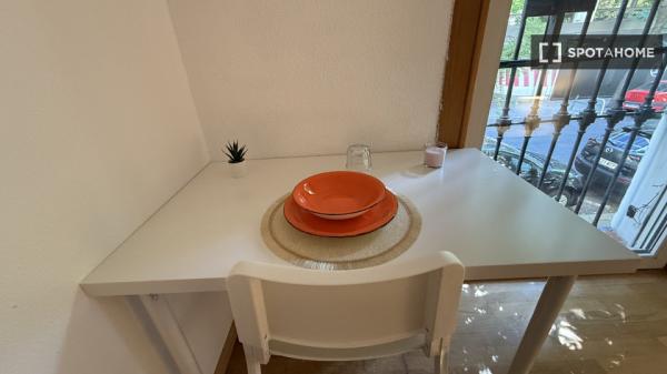 Pokój w mieszkaniu dzielonym do wynajęcia w Trafalgar, Madryt