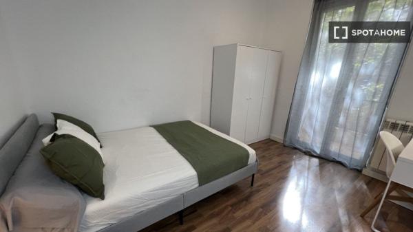 Room in shared flat for rent in Ríos Rosas, Madrid