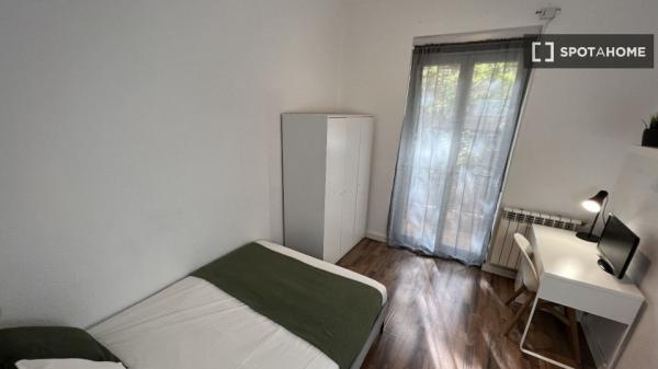 Room in shared flat for rent in Ríos Rosas, Madrid