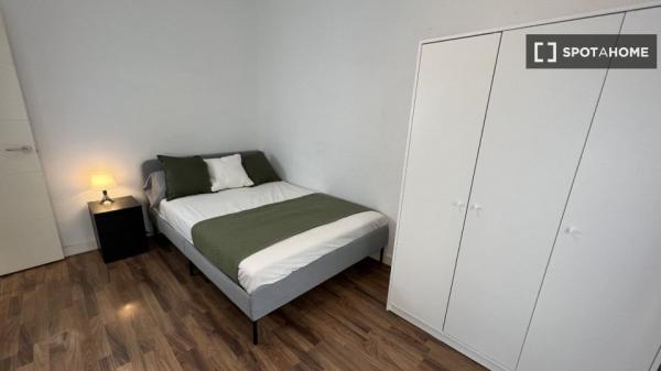 Room in shared flat for rent in Ríos Rosas, Madrid