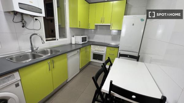 Room in shared flat for rent in Ríos Rosas, Madrid