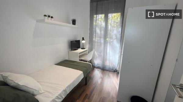 Room in shared flat for rent in Ríos Rosas, Madrid