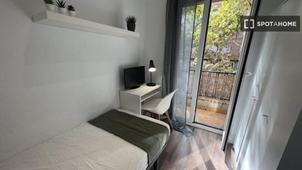 Room in shared flat for rent in Ríos Rosas, Madrid