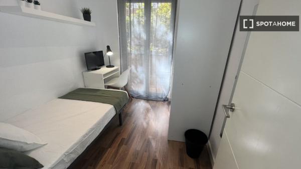 Room in shared flat for rent in Ríos Rosas, Madrid