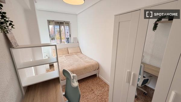 Habitación en piso de 5 habitaciones en Ciutat Jardí, Valencia
