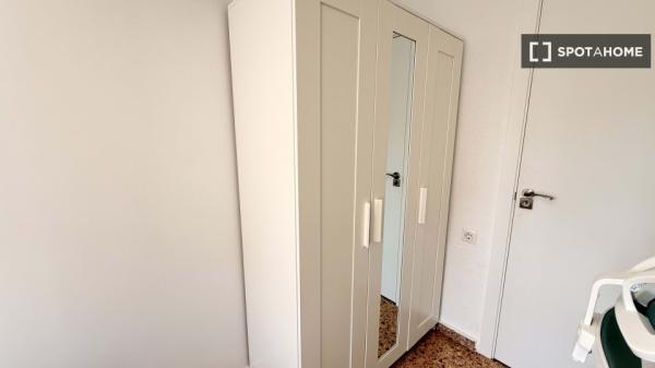 Habitación en piso de 5 habitaciones en Ciutat Jardí, Valencia