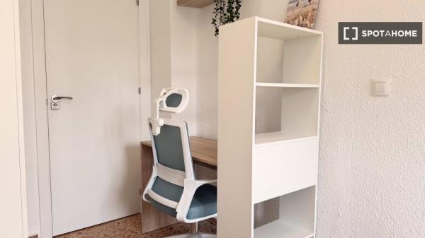 Habitación en piso de 5 habitaciones en Ciutat Jardí, Valencia