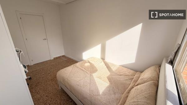 Habitación en piso de 5 habitaciones en Ciutat Jardí, Valencia