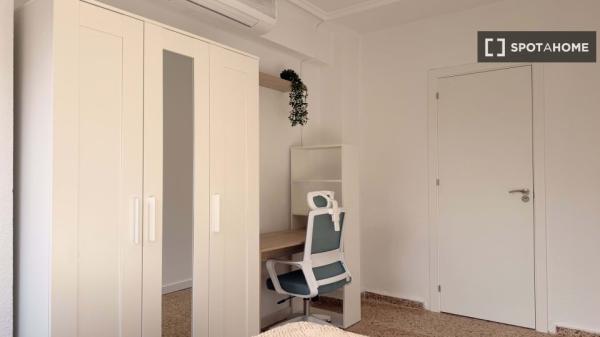 Habitación en piso de 5 habitaciones en Ciutat Jardí, Valencia