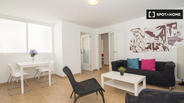 Habitación ordenada en alquiler en el apartamento de 3 dormitorios en El Pla del Real.