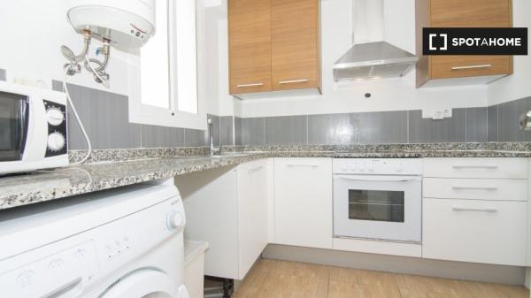 Habitación ordenada en alquiler en el apartamento de 3 dormitorios en El Pla del Real.