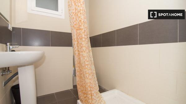 Habitación ordenada en alquiler en el apartamento de 3 dormitorios en El Pla del Real.