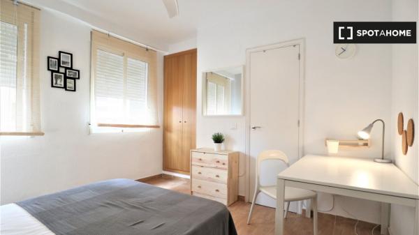 Habitación ordenada en alquiler en el apartamento de 3 dormitorios en El Pla del Real.