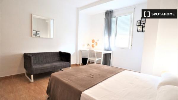 Habitación ordenada en alquiler en el apartamento de 3 dormitorios en El Pla del Real.