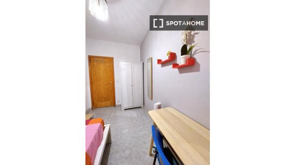 Chambre à louer dans un appartement de 7 chambres à Guindalera, Madrid