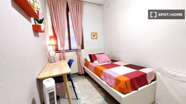 Chambre à louer dans un appartement de 7 chambres à Guindalera, Madrid
