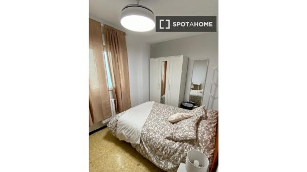 Pokój w mieszkaniu dzielonym z czterema sypialniami do wynajęcia w Saragossie.