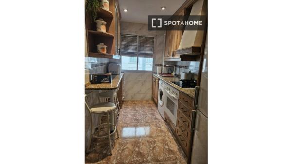 Pokój w mieszkaniu dzielonym z czterema sypialniami do wynajęcia w Saragossie.